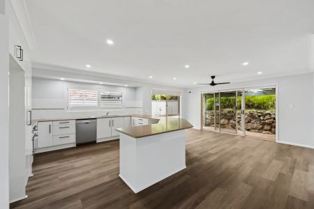 Spacious family home with pool in the heart of Elanora - Photo 2
