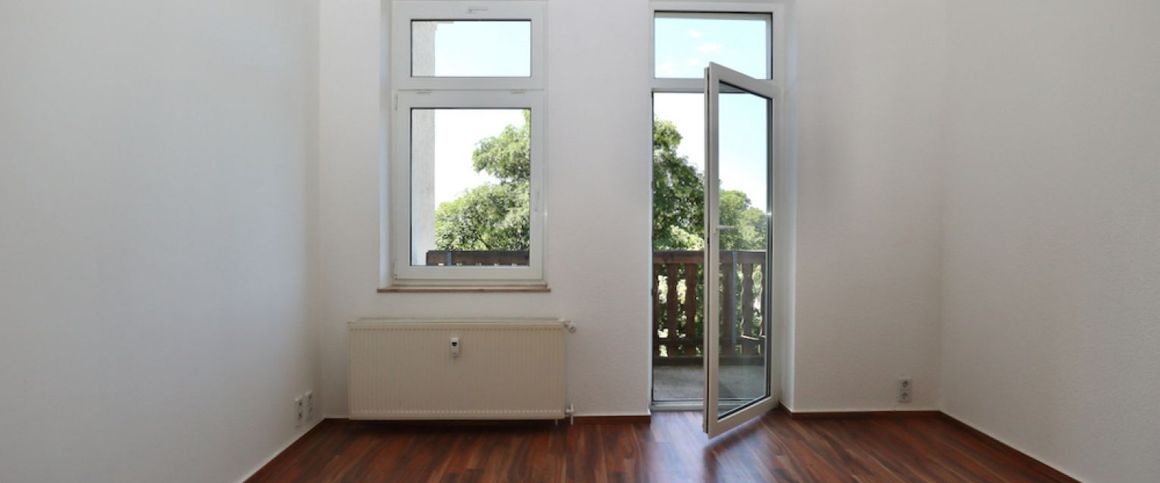 Ruhige Lage • Balkon • 3-Raum • Nussbaumlaminat • praktischer Grundriss • Bad mit Wanne • zur Miete - Foto 1