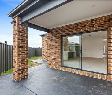 Spacious 4-Bedroom Home with Modern Features in Wollert - Photo 2