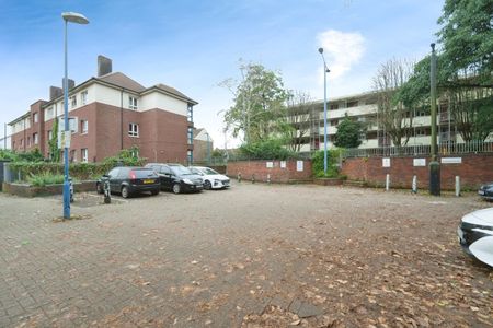 2 Bed Flat, Elton House, BS2 - Photo 3