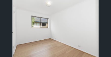 Fully refurbished unit in central location! - Photo 2