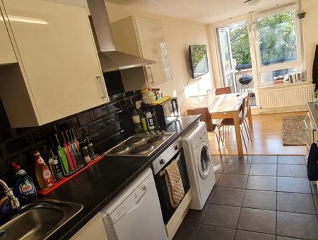 Room in a Shared Flat, Fairlie Court, E3 - Photo 4
