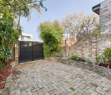 Freestanding home of classic and contemporary style - Photo 6