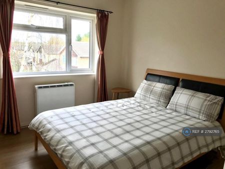 2 bedroom flat to rent - Photo 2