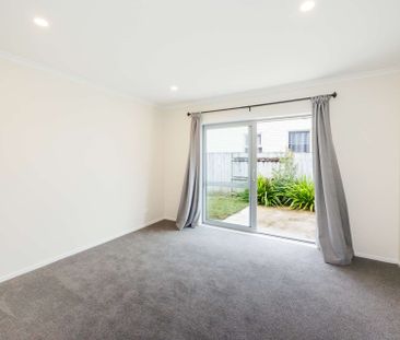 Modern three bedroom town house - Photo 2