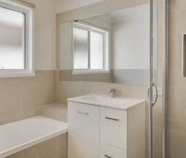 Comfortable 5-Bed, 2-Bath Home with Double Garage - Sippy Downs - Photo 5