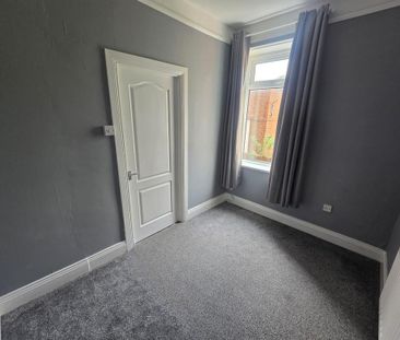 3 bedroom flat to rent - Photo 4