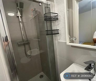 1 bedroom in a flat share to rent - Photo 3