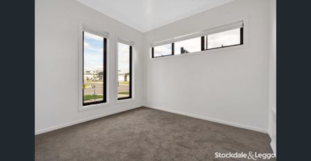 Modern and Spacious 4-Bedroom Townhouse - Photo 2