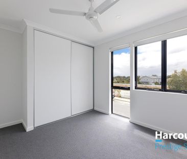 Brand New Townhouse Living in Hilbert's Sienna Wood Estate. - Photo 2