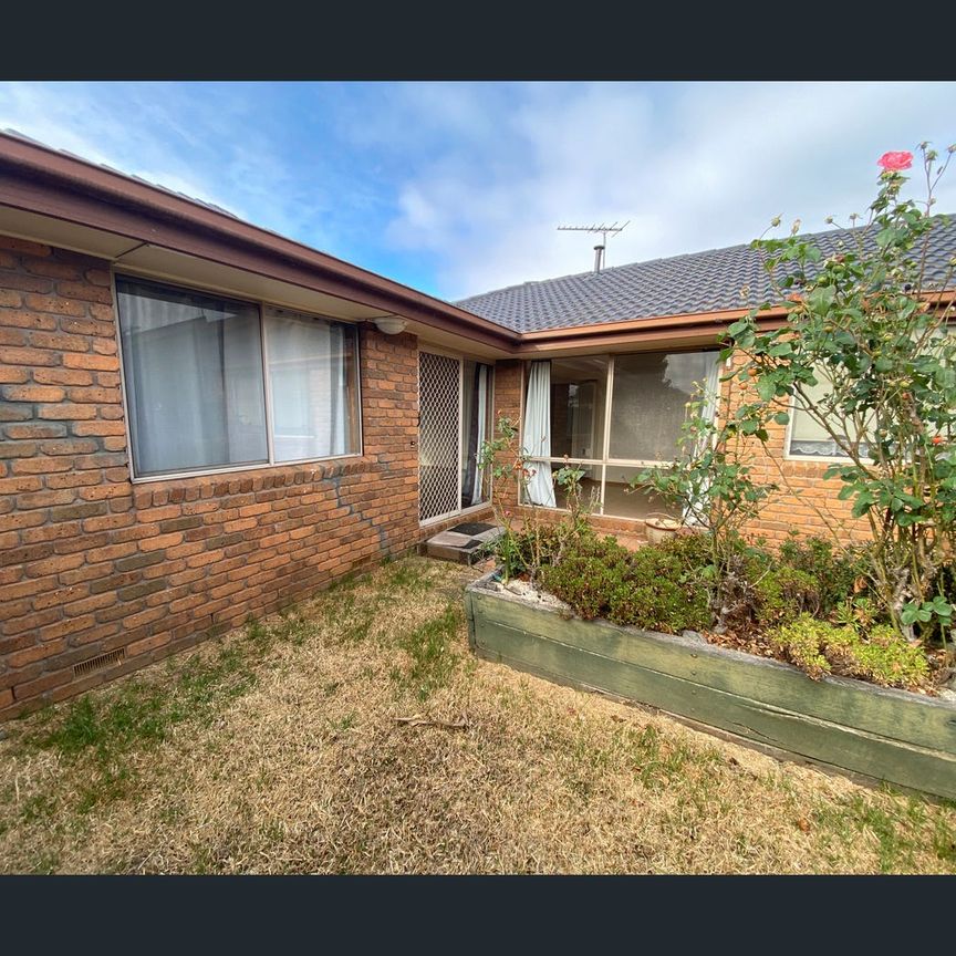 2/75 Silvereye Crescent, Werribee, Vic 3030 - Photo 1