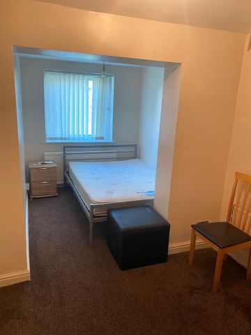 4 Bed Semi-Detached House, Mornington Crescent, M14 - Photo 3