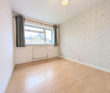 4 bedroom end of terrace house to rent - Photo 2