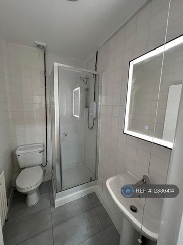 11 bedroom semi-detached house to rent - Photo 3