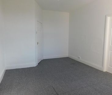 3 bedroom flat to rent - Photo 2