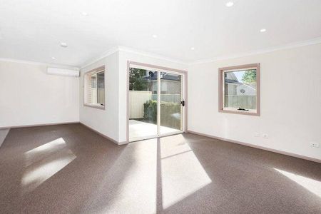 Modern 3 Bedroom Town House - Photo 5