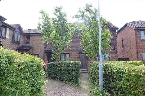 3 Bed Semi-Detached House, Gables Close, SE12 - Photo 1