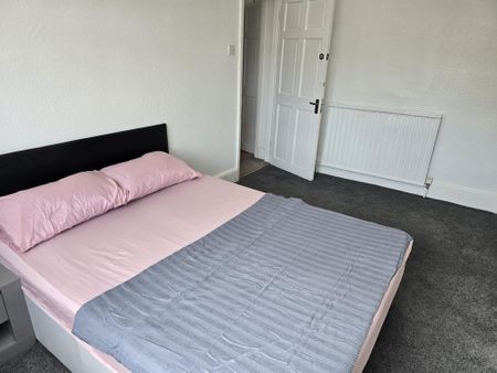 1 bedroom in a house share to rent - Photo 2