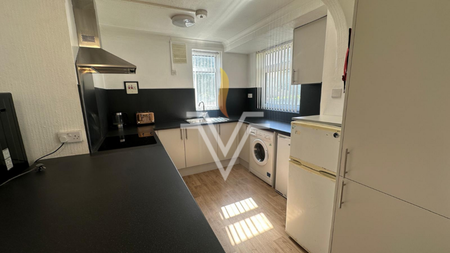 4 bedroom semi-detached house to rent - Photo 4