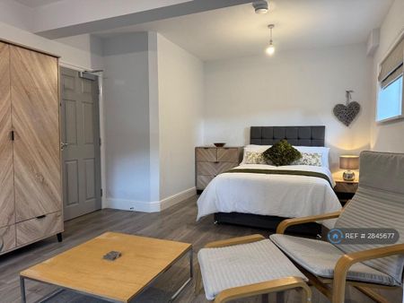 1 bedroom in a house share to rent - Photo 5