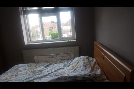 3 Bed Flat, Imperial Drive, HA2 - Photo 3
