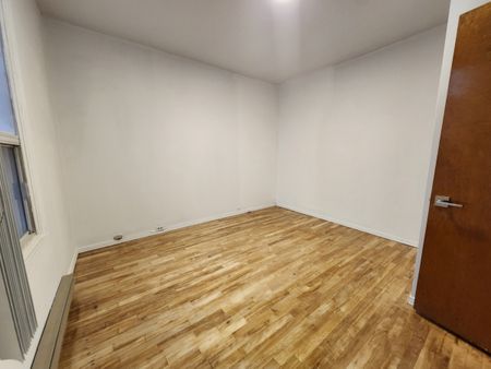 Appartement de 2 chambres non meublés avec grand jardin verdoyant - Photo 2