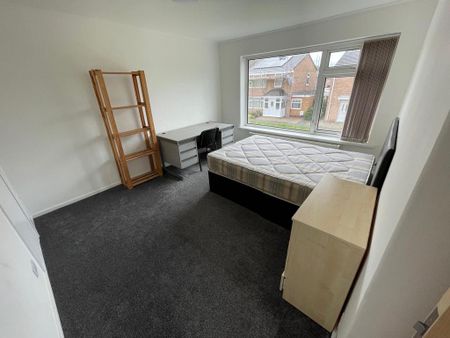5 bedroom semi-detached house to rent - Photo 2
