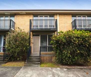 “BRIGHT AND SUNNY | SUPER SPACIOUS | BEACHSIDE LOCATION” - Photo 3