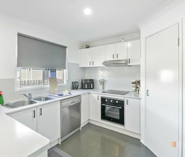 MODERN, LOW MAINTENANCE, FULLY AIR-CONDITIONED HOME - Photo 2