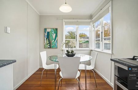 This well-presented home offers comfortable living in a convenient Hamilton location. - Photo 2