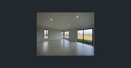 Luxurious Family Home in Cranbourne East - Photo 5