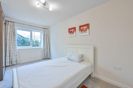 3 bedroom flat to rent - Photo 4