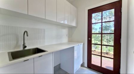 Spacious Modern Single-Storey Home Offering Privacy, Comfort & Convenience - Photo 5