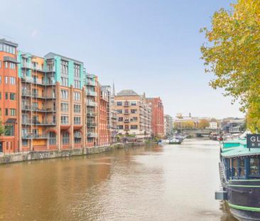 A stylish property in the City Centre with a private balcony and ac... - Photo 2