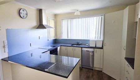 Stokes Valley 3 Bedrooms - Photo 5