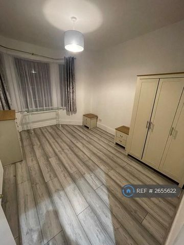 4 bedroom flat to rent - Photo 3