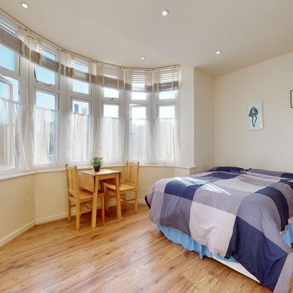 Studio to rent - Photo 1