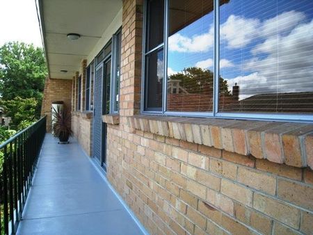 SPACIOUS TWO BEDROOM APARTMENT - Photo 3