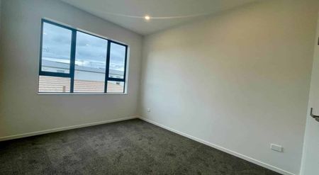 Spacious 4-Bedroom Family Home in Prime Location - Photo 5