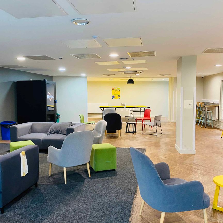 Large High Single Ensuite - Photo 1