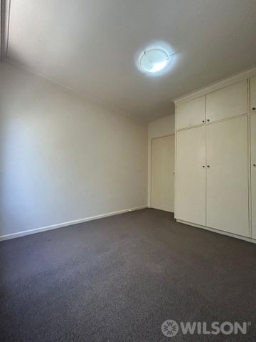 Ground floor with private courtyard - Photo 3