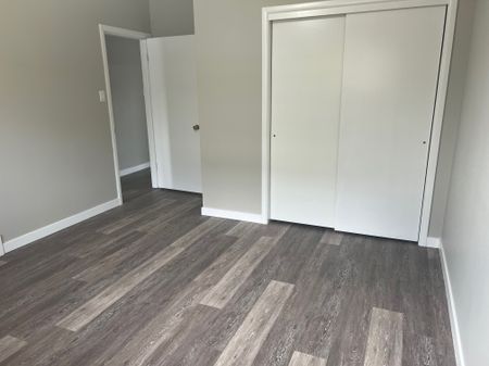 Small Pet Friendly, 2 Bedroom Duplex - Photo 4