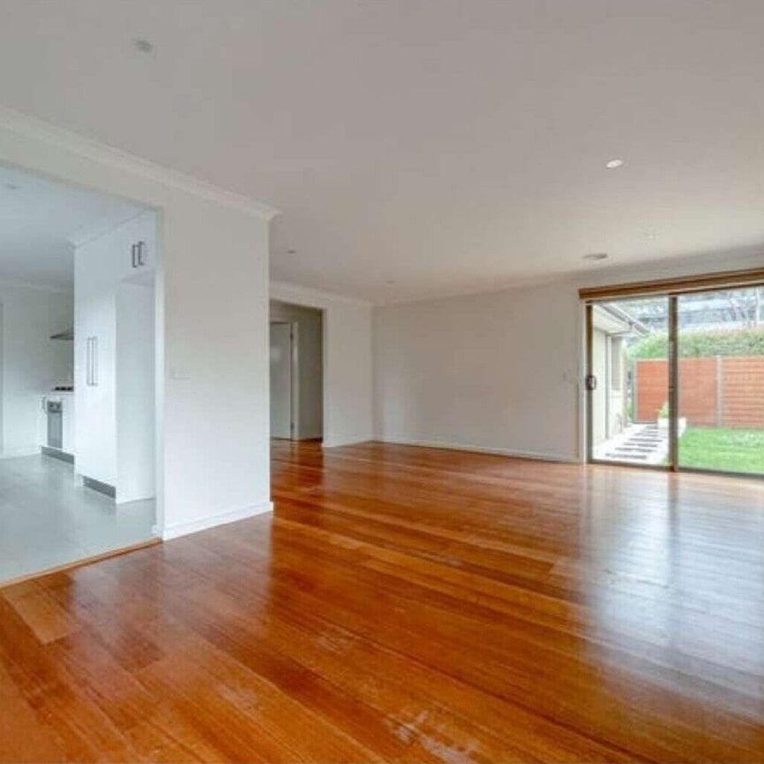 Glen Waverley - Photo 1