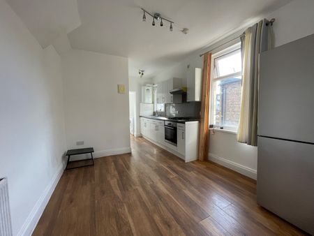 3 Bed Flat, Stanley Road, E12 - Photo 4