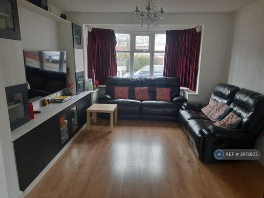 4 bedroom semi-detached house to rent - Photo 1