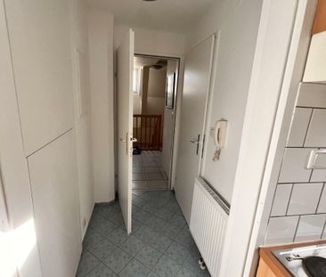 Kleine 2 Zimmer Wohnung im Dachgeschoss mit französischem Balkon. - Foto 4