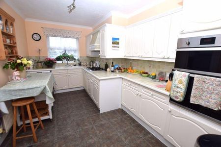 4 bedroom semi-detached house to rent - Photo 5