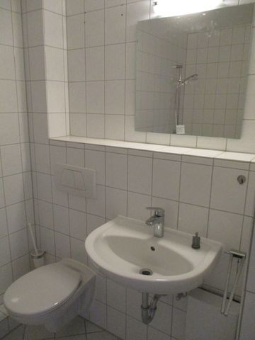 Helle Dachgeschosswohnung in zentraler und ruhiger Wohnlage! - Foto 3