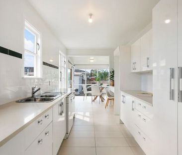 Charming standalone 3BR Onehunga Haven w/ Deck - Photo 1