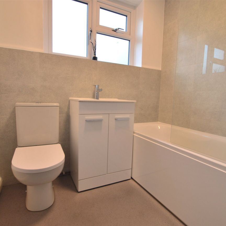 Fairlawns, Horley, Surrey, RH6 - Photo 1